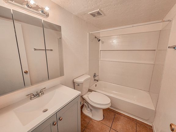 4th image of 1622 N Beverly Ave #16