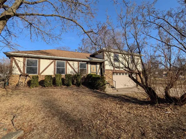 2115 Sunset Dr, Pekin, IL 61554