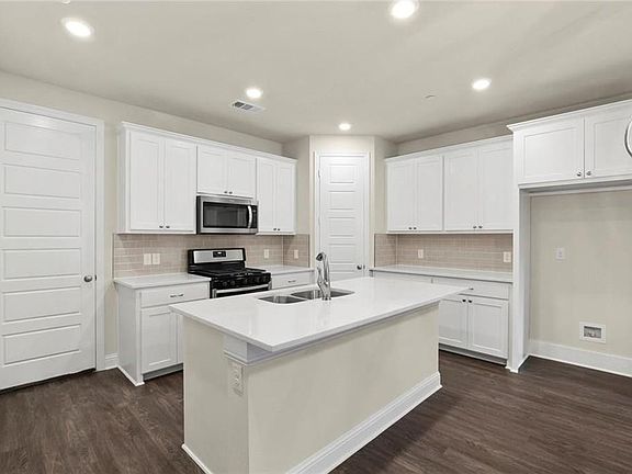 5th image of 295 Ferndale St