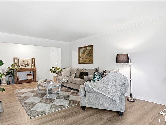 4th image of 490 Fox Hills Dr N APT 8
