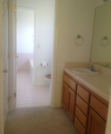 4th image of 687 Joanne Dr