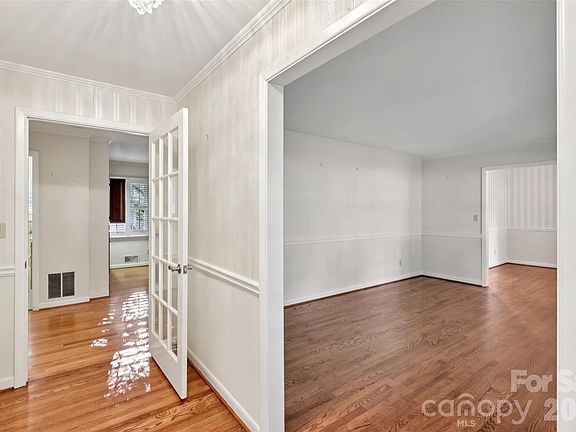 5th image of 1002 Ridge St