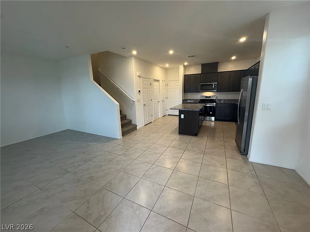 3 bed, 2.5 bath, 1832 sqft, $2,150 — Photo 3