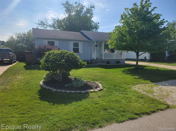 753 Applegate Dr, Marysville, MI 48040