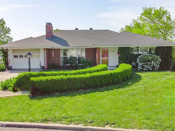 3rd image of 1404 Dixon Dr