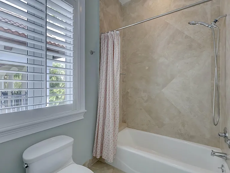 425 NE 11th Ave — Photo 44