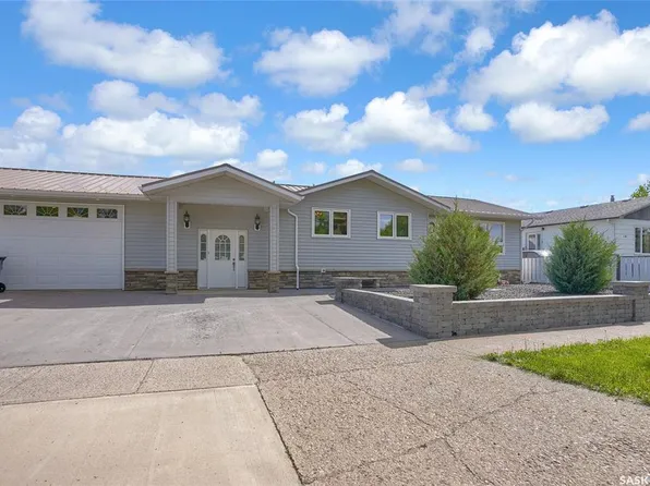 110 3rd AVENUE W, Gravelbourg, SK S0H 1X0