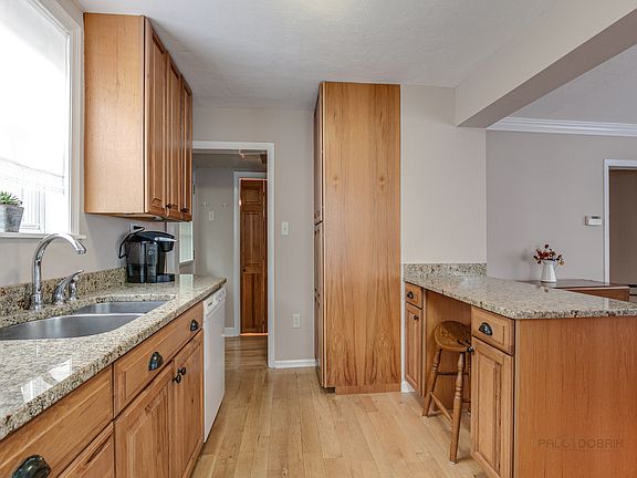 4th image of 1022 Park Ave