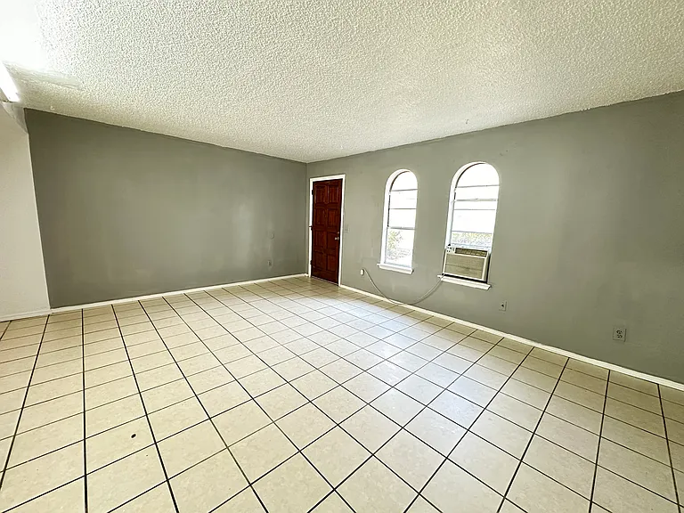 926 Greenvale Rd — Photo 1
