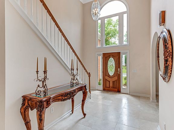 Elegant 2-story entry foyer