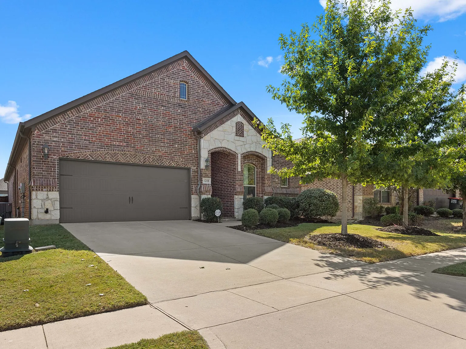 3 bed, 2200 sqft, $2,300 — Photo 1