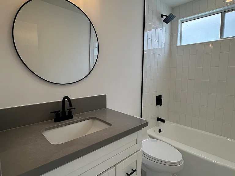 1638 Granville Ave #4 — Photo 9