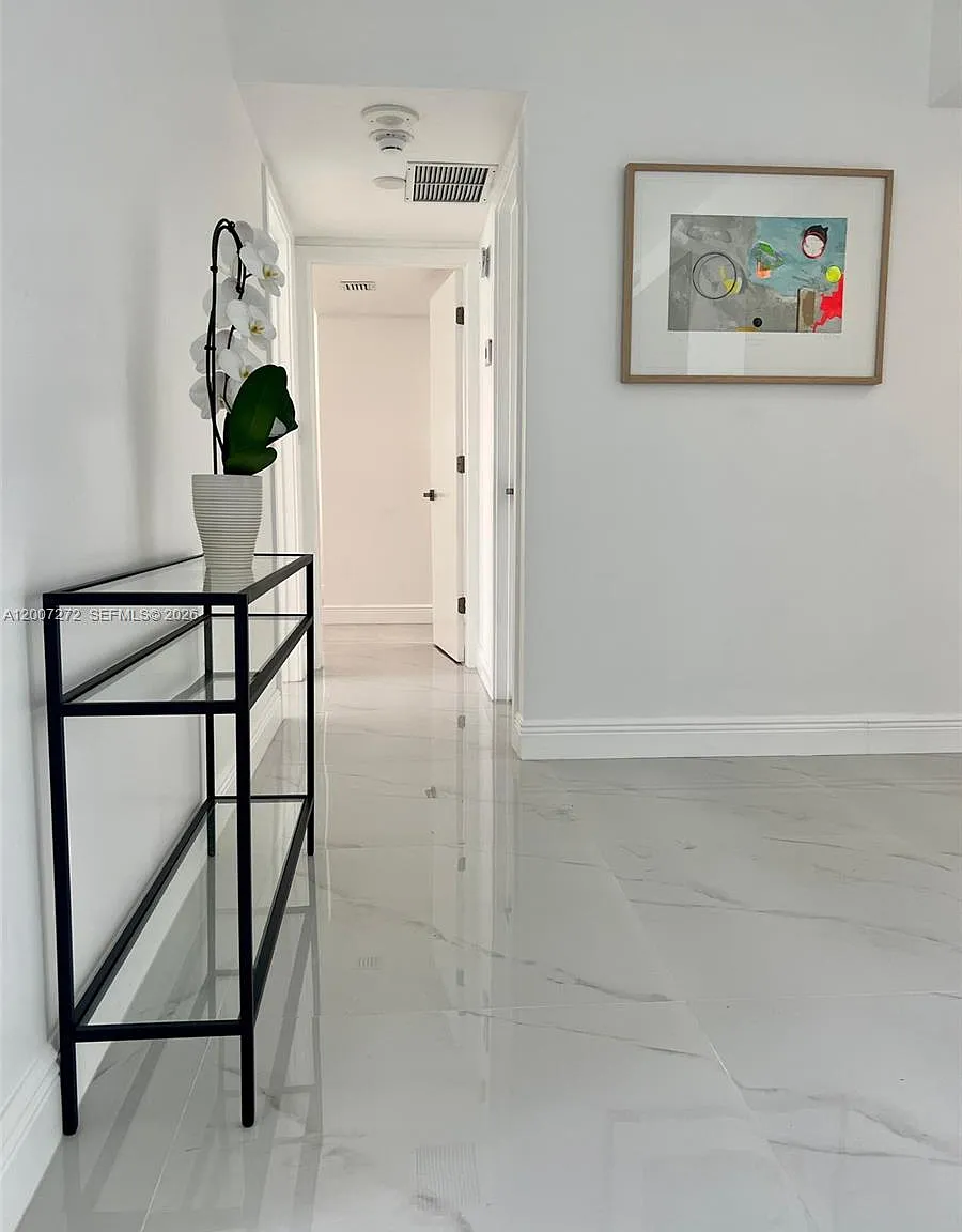 Commodore Club West Condo — Photo 3