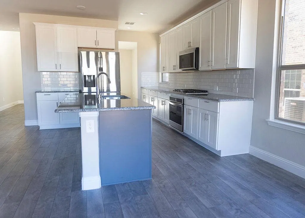4 bed, 2.5 bath, 2427 sqft, $2,800 — Photo 4