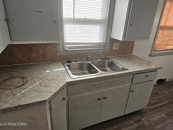 3rd image of 1615 Roseneath Ave