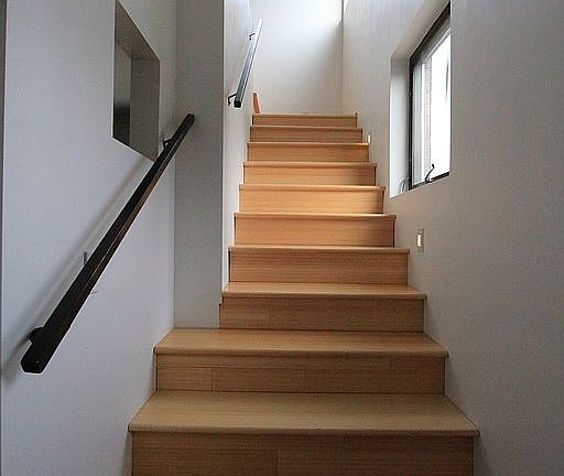 stairs going up to 2nd level