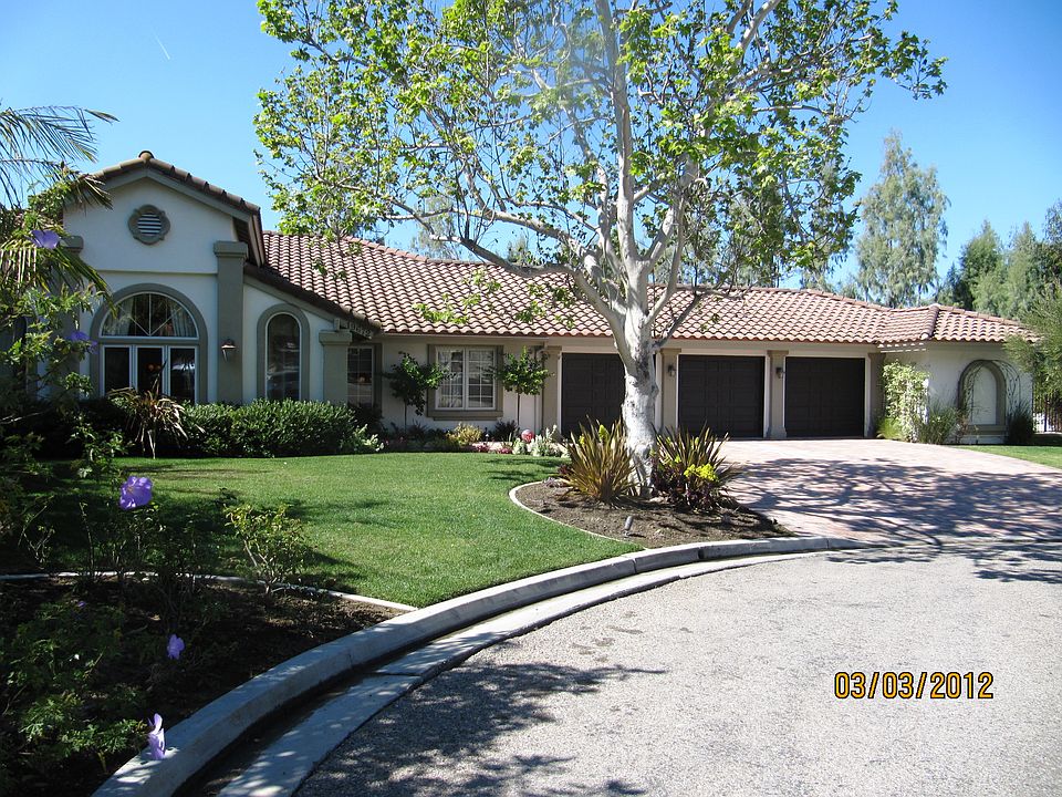Home with large driveway and 3-car garage