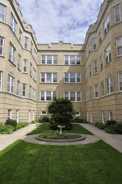 2nd image of 1436 W Thorndale Ave APT 1A
