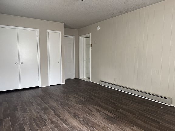 3rd image of 406 E Park Dr