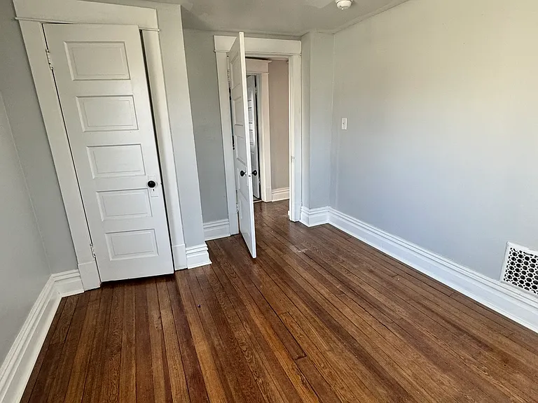 711 W 6th St — Photo 1