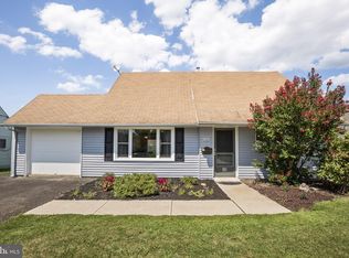 48 Mayflower Rd, Levittown, PA 19056