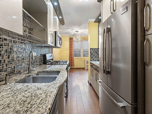 3rd image of 2928 W 5th St APT 4T