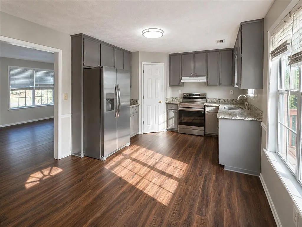 5 bed, 3.0 bath, 3048 sqft, $2,700 — Photo 3