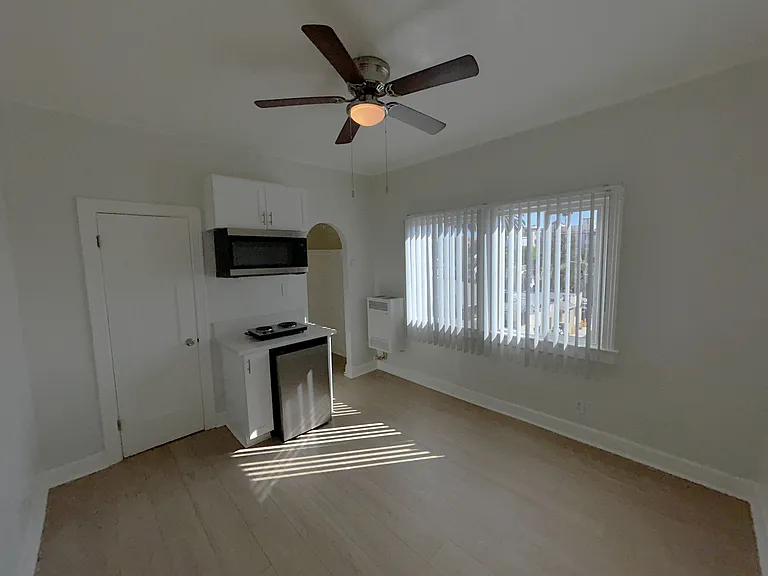 320 N Ardmore Ave #311 — Photo 3