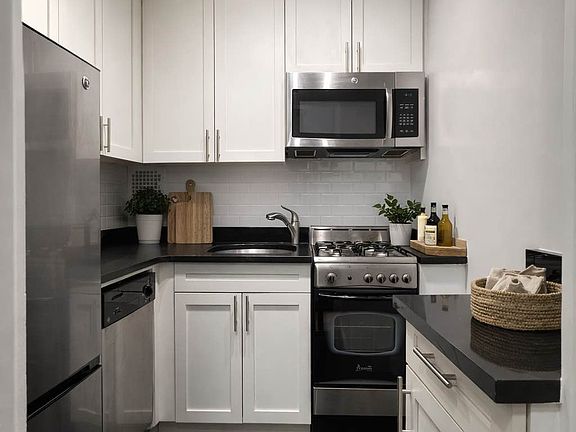 4th image of 301 W 45th St APT 15E