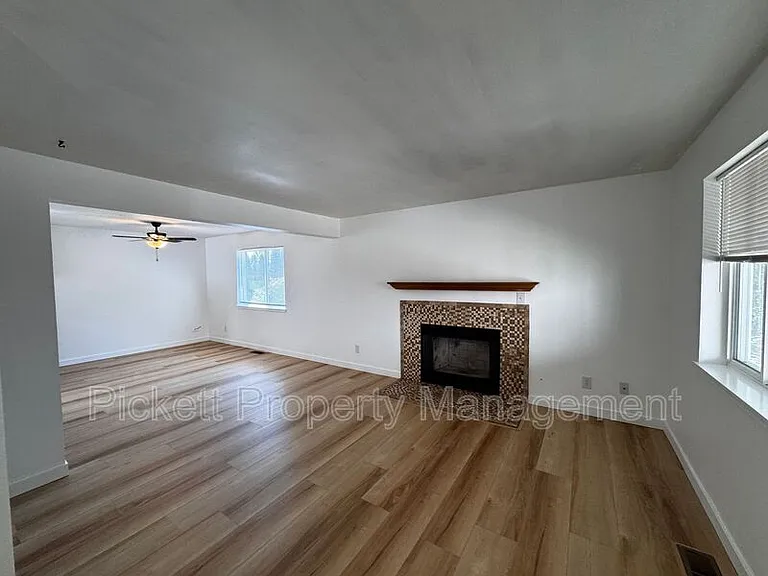 600 NE Flagstone Ln — Photo 3