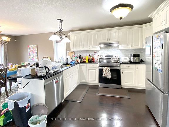 3rd image of 858 Roulston St