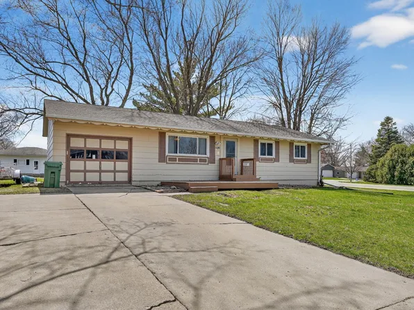 1109 Ridgewood Blvd, Waverly, IA 50677