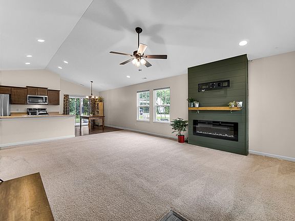 5th image of 122 Emerald Dr