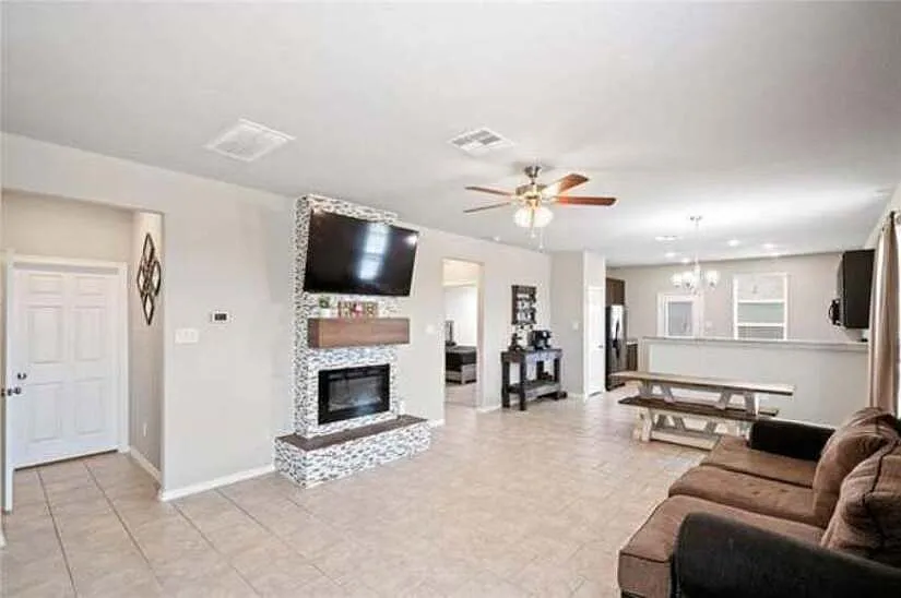 4 bed, 2074 sqft, $2,595 — Photo 3