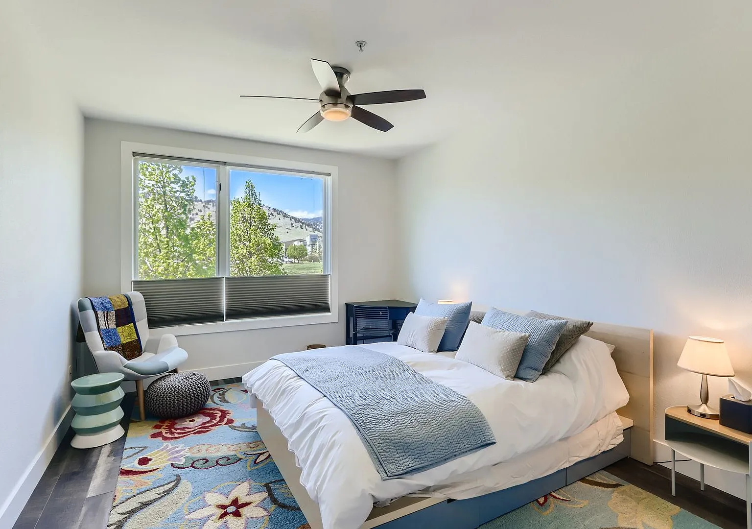 Modern 1 BDR Condo in Holiday Neighborhood — Photo 2