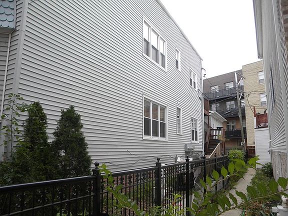 2nd image of 2131 W Wellington Ave