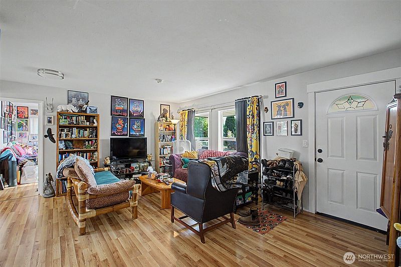 5th image of 420 Wilson Street NE