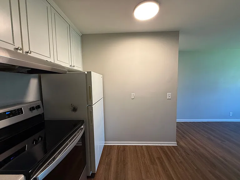 Executive House Apartments — Photo 33