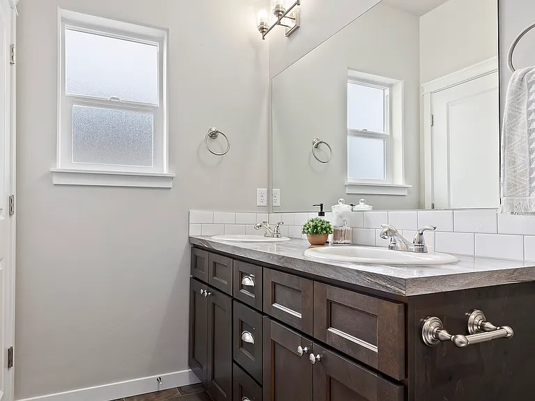 928 Crestview Dr — Photo 8