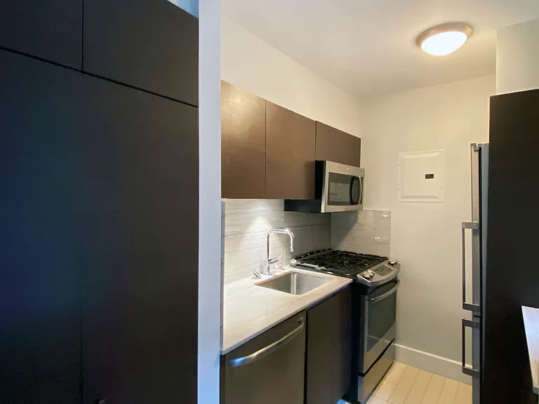 141 E 33rd St #2M — Photo 4