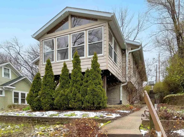 2422 Middle Rd, Davenport, IA 52803