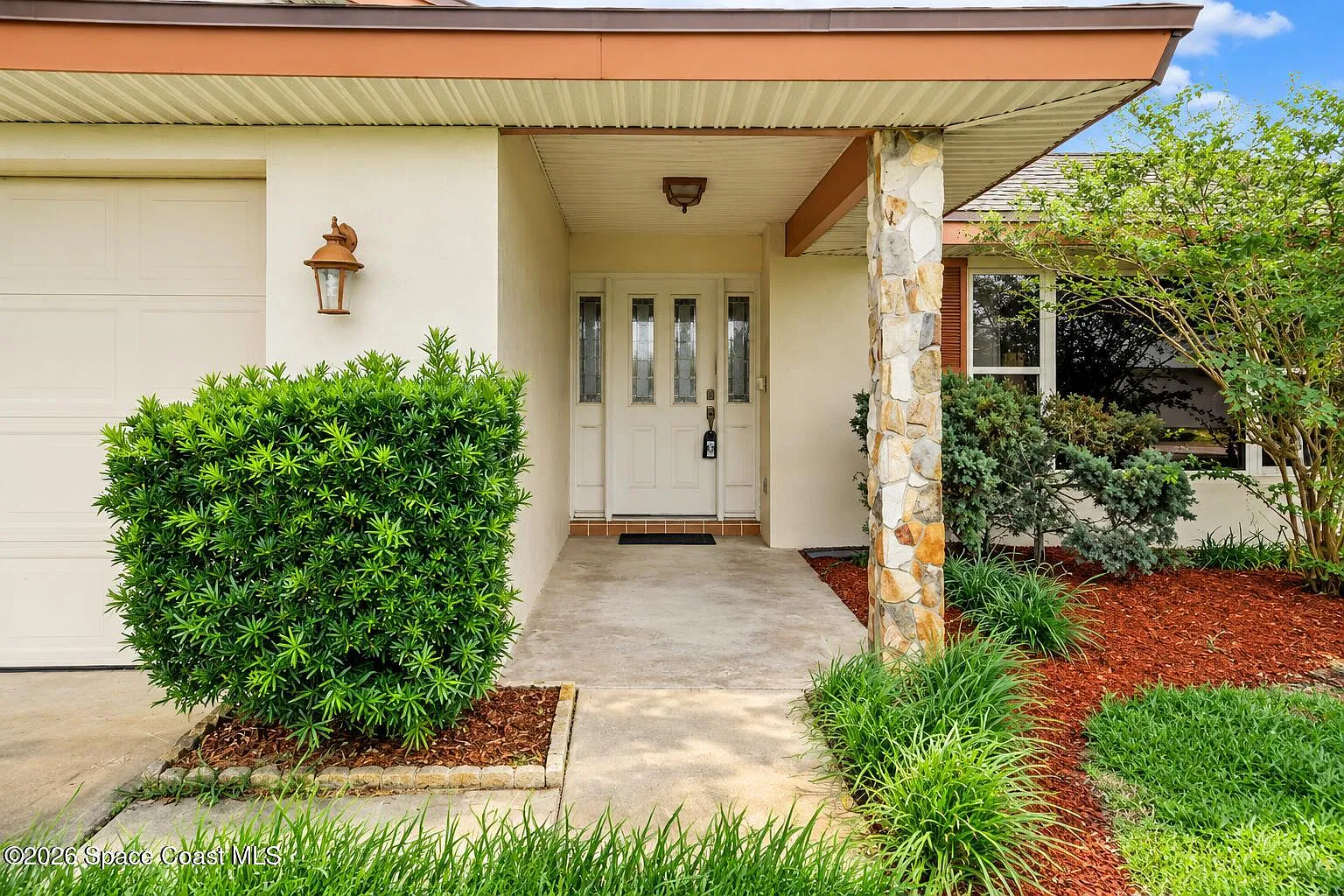 3 bed, 2.0 bath, 1606 sqft, $3,000 — Photo 2