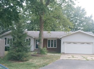 8 Redlick Ct, Warrensburg, IL 62573