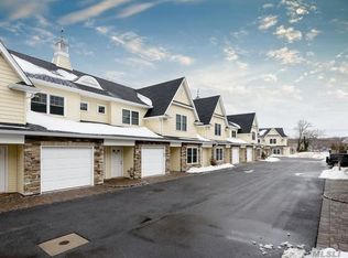 22 Creek Rd APT 102, Huntington, NY 11743