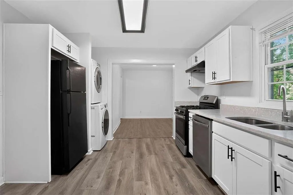 3 bed, 2.0 bath, 1196 sqft, $2,240 — Photo 2