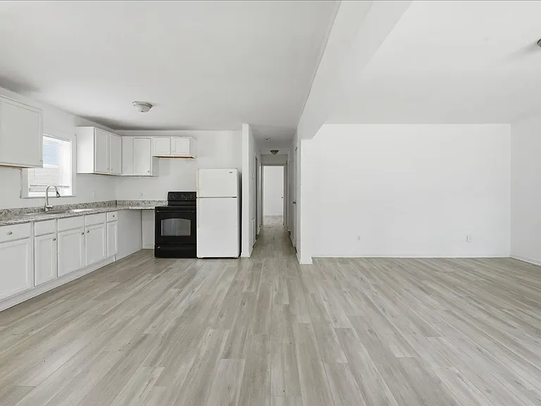 2828 N Gale St — Photo 2