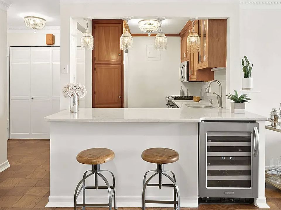 2nd image of 130 E 18th St APT 4