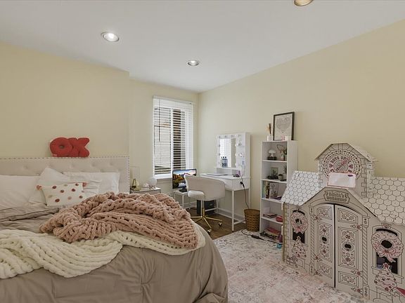 5th image of 1631 W Belle Plaine Ave #0