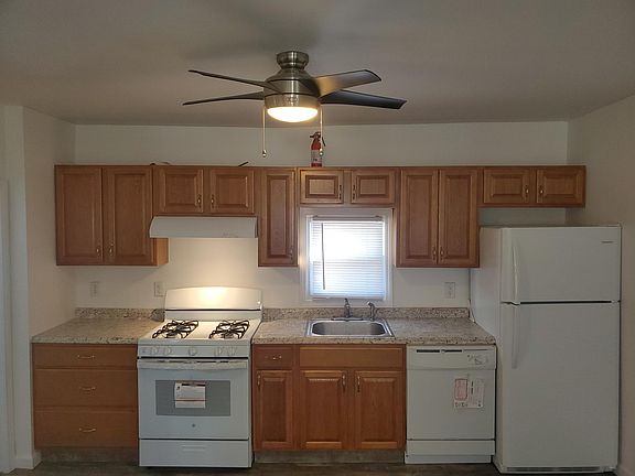 3rd image of 46 Lilac St Floor 1
