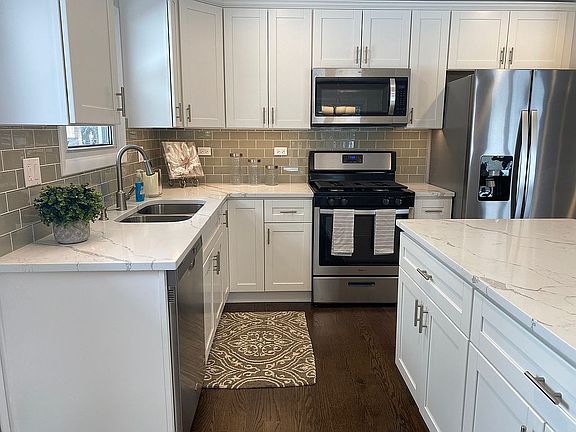 5th image of 204 S Deerpath Dr